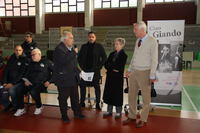 Fausto Maifredi, Presidente d'Onore della FIP, interviene a ricordo di Giandomenico Ongaro durante l'incontro che si è tenuto il 19 novembre 2022 al Centro Schuster di Milano (foto Francesco Galli per gentile concessione)